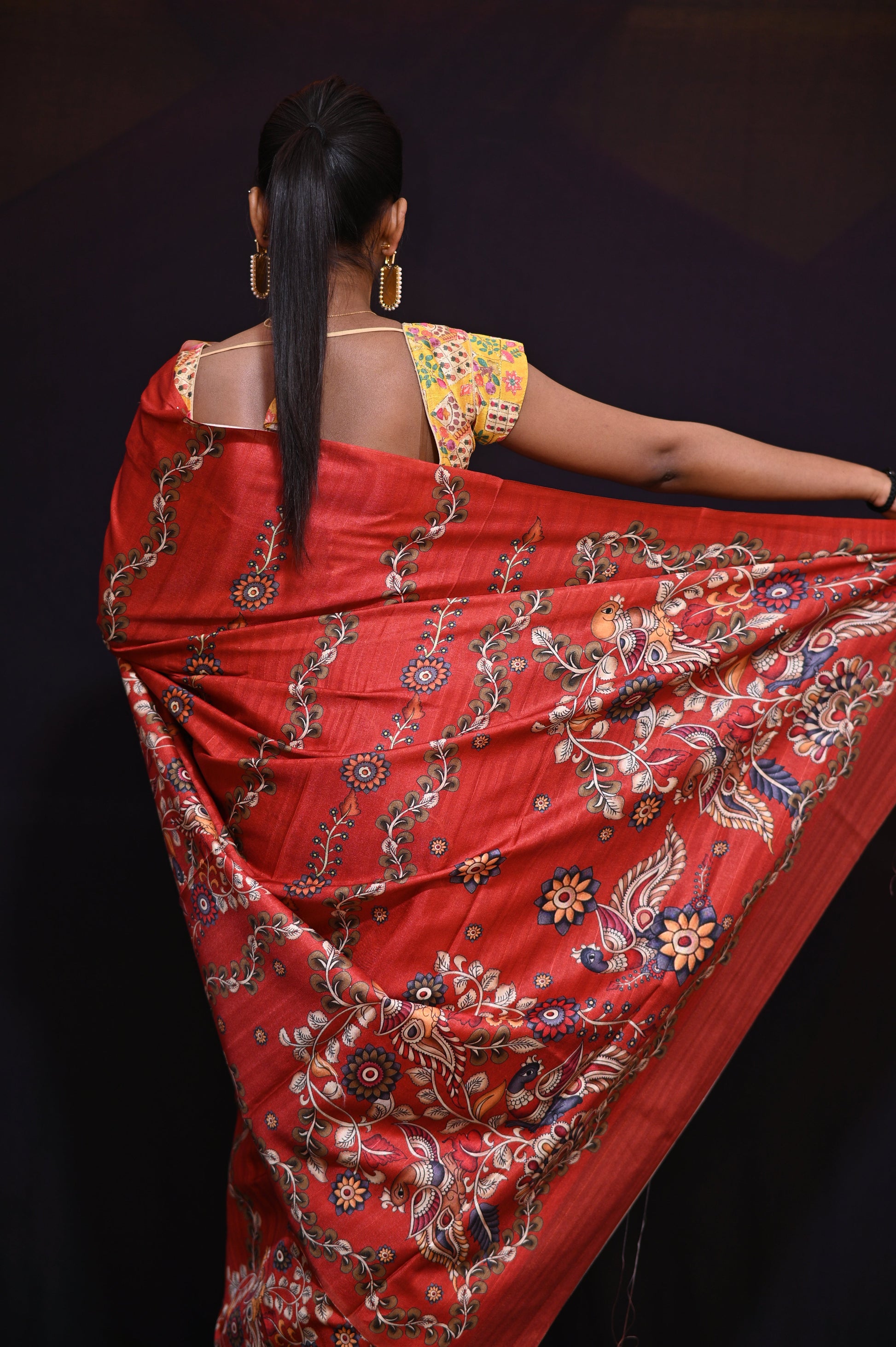 Red Soft Matka Silk Saree - Kavaach Kashi